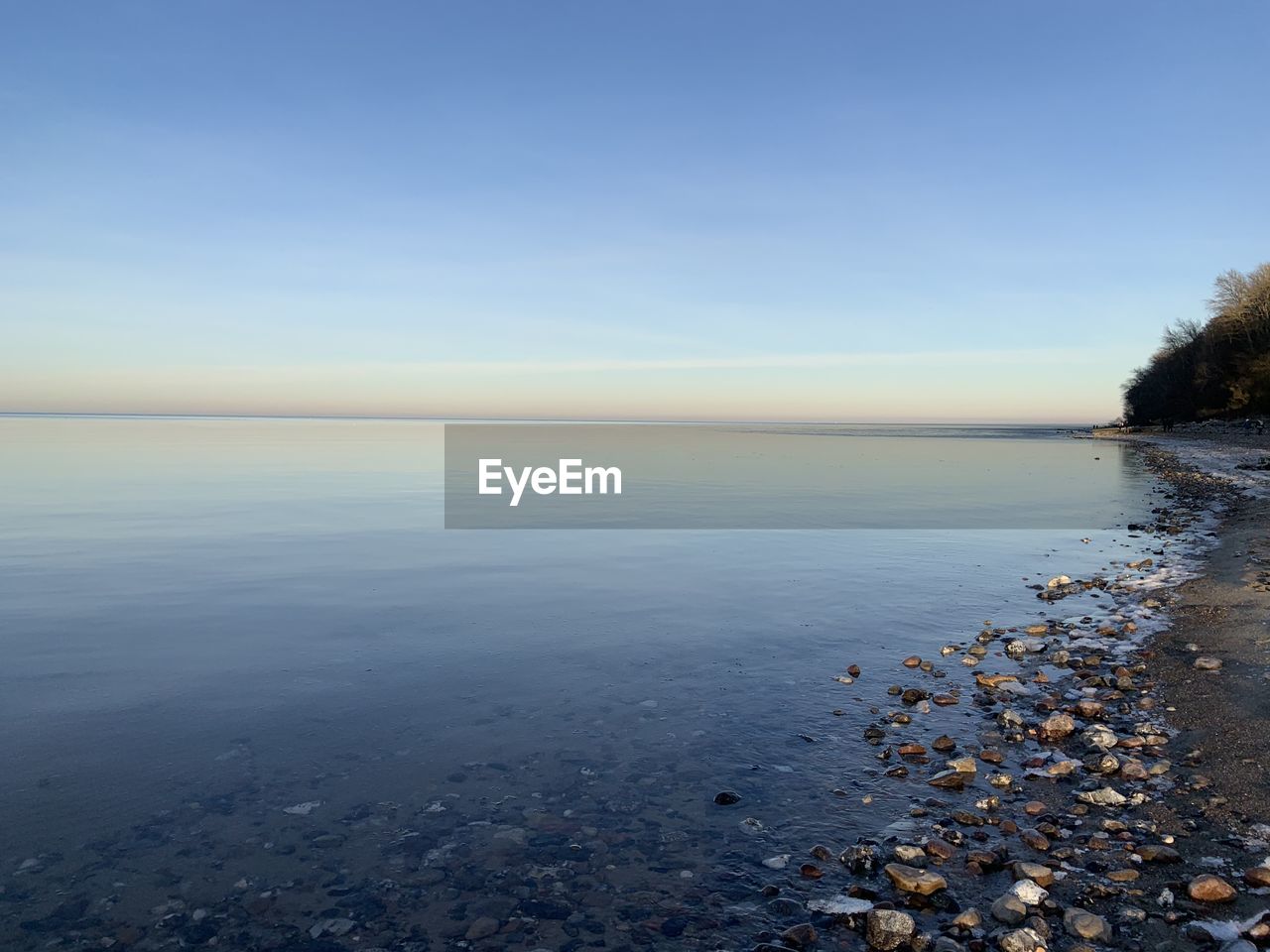 VIEW OF SEA AGAINST CLEAR SKY DURING WINTER