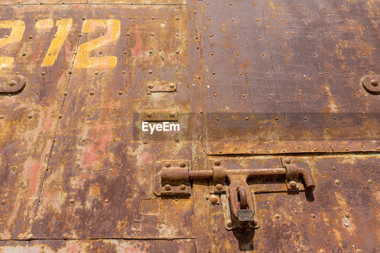 FULL FRAME SHOT OF OLD RUSTY METAL ON WALL