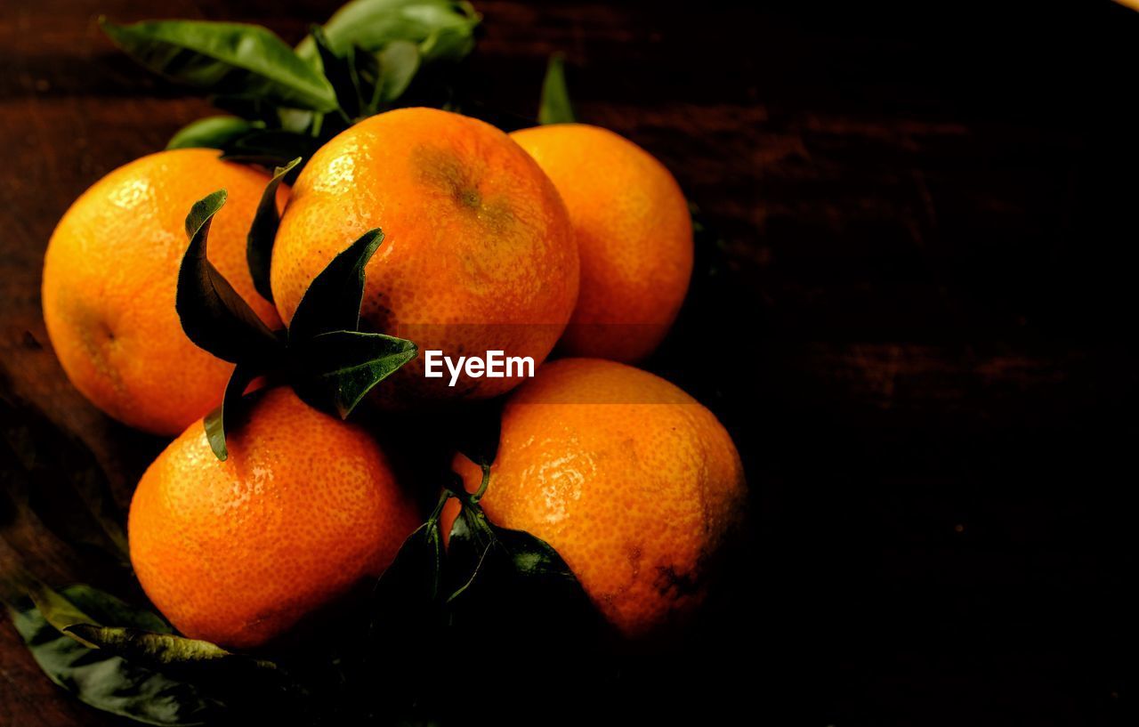 CLOSE-UP OF ORANGE ORANGES