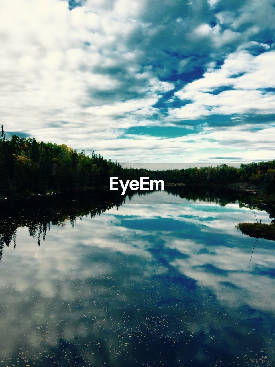 SCENIC VIEW OF LAKE AGAINST CLOUDY SKY