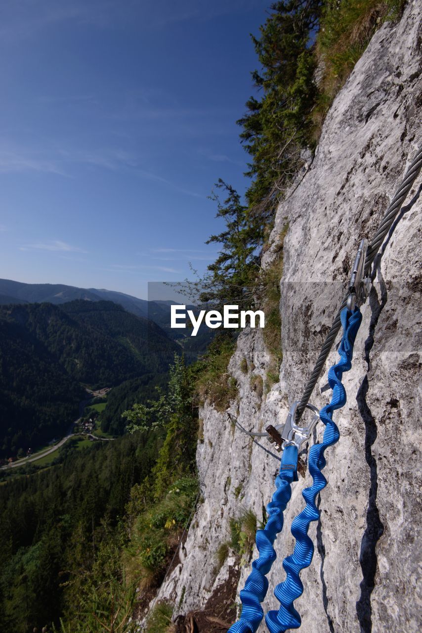 HIGH ANGLE VIEW OF MOUNTAIN RANGE AGAINST SKY