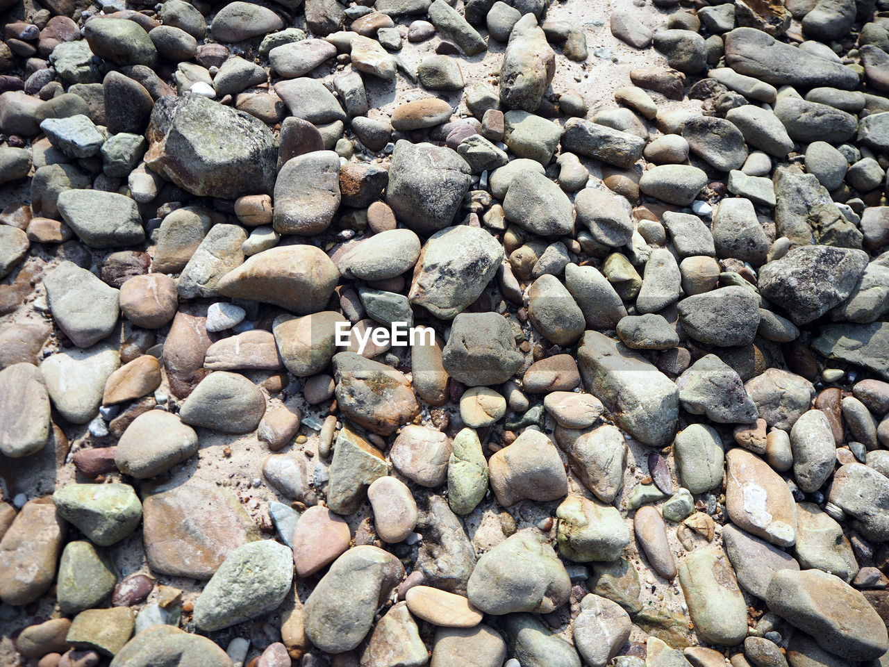 FULL FRAME SHOT OF STONES