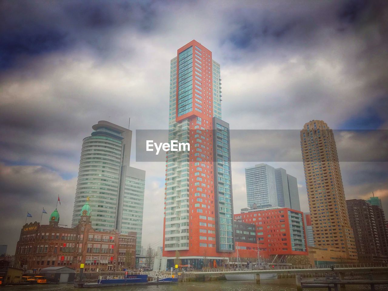 LOW ANGLE VIEW OF MODERN BUILDINGS AGAINST SKY