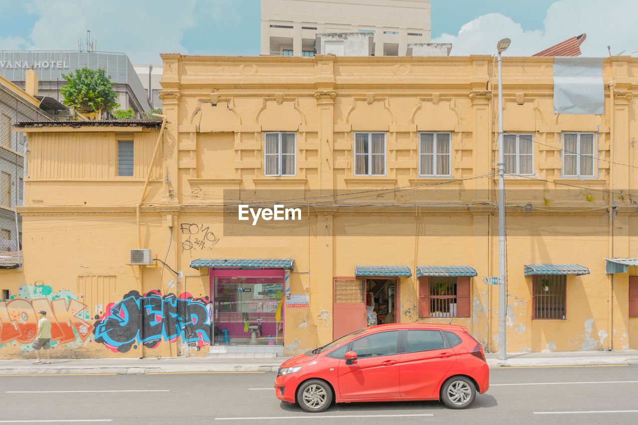 CARS ON STREET BY BUILDINGS