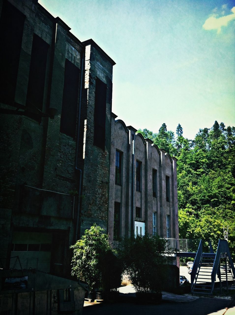 LOW ANGLE VIEW OF BUILDINGS AGAINST SKY