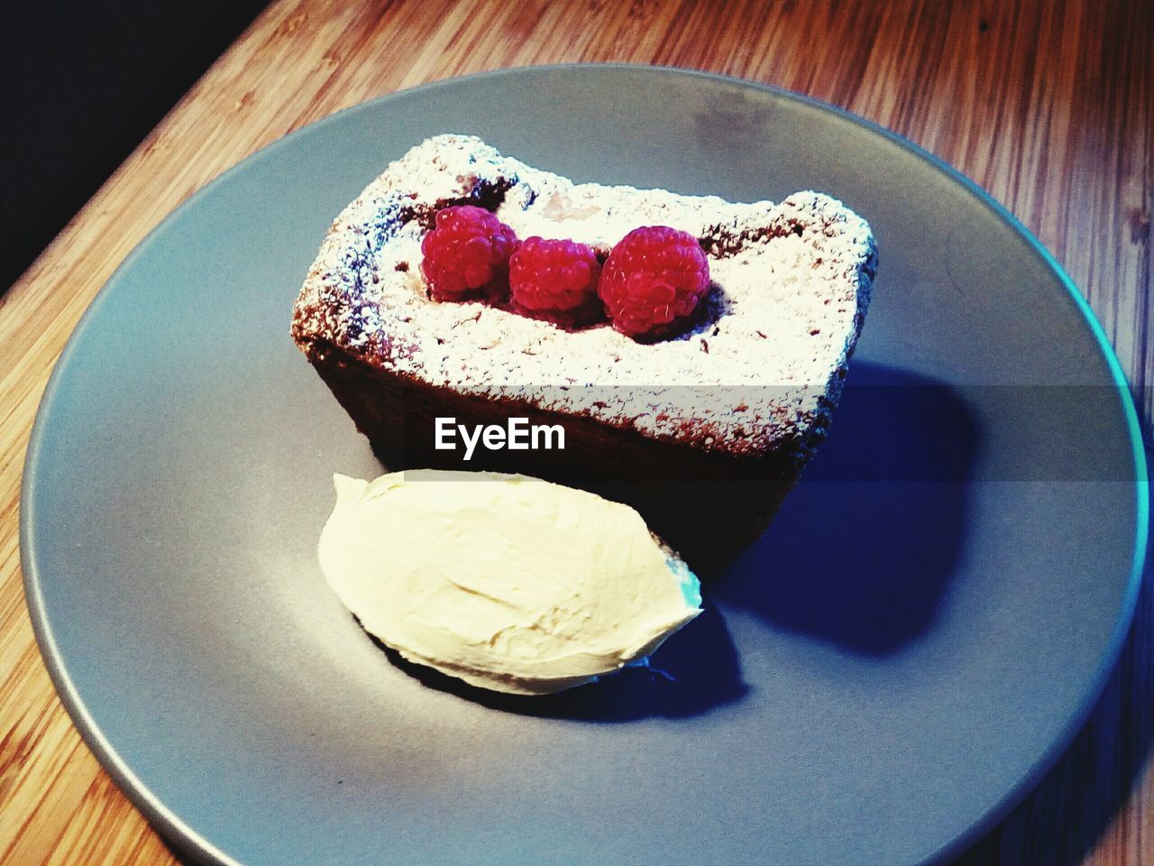 HIGH ANGLE VIEW OF DESSERT IN PLATE