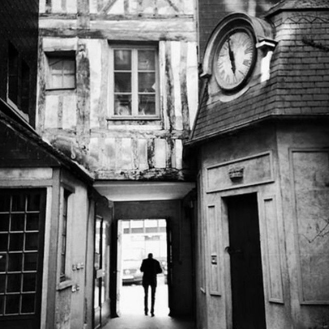 FULL LENGTH OF YOUNG WOMAN STANDING IN BUILDING