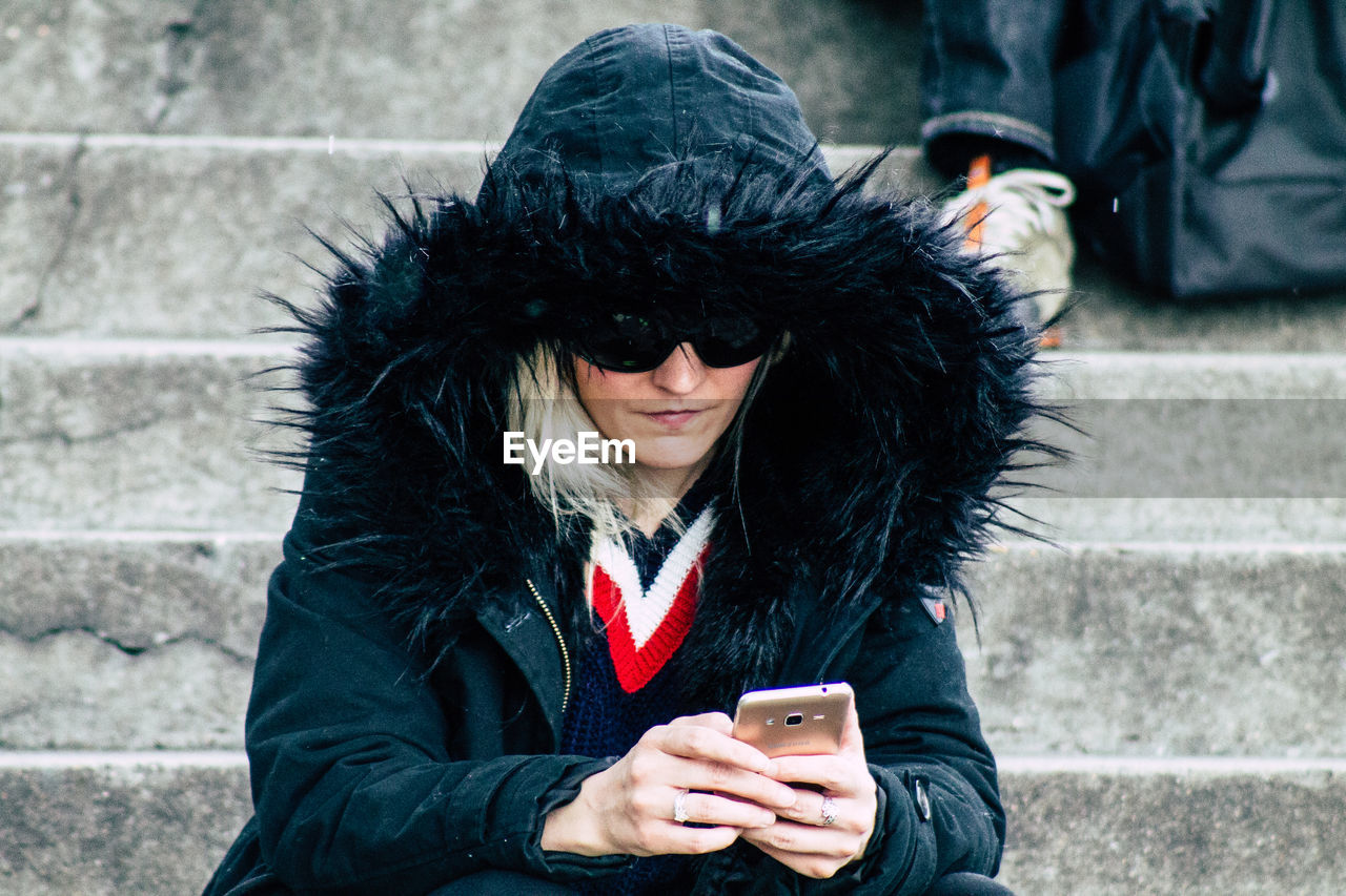 SENIOR WOMAN USING SMART PHONE