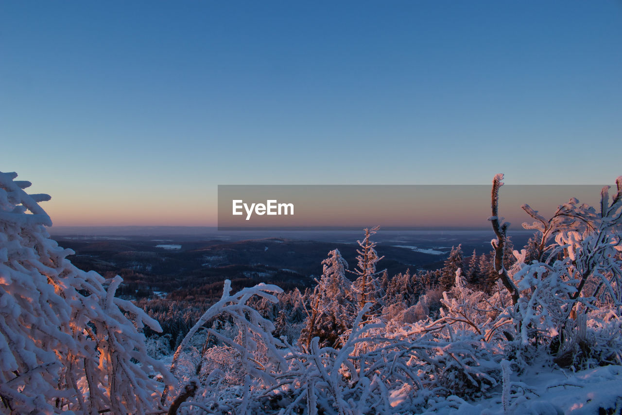 SCENIC VIEW OF SNOW COVERED LANDSCAPE AGAINST CLEAR SKY