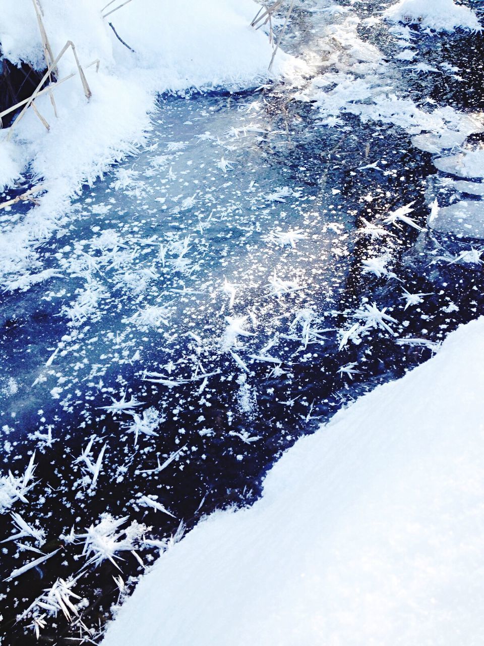 CLOSE-UP OF SNOW AGAINST SKY