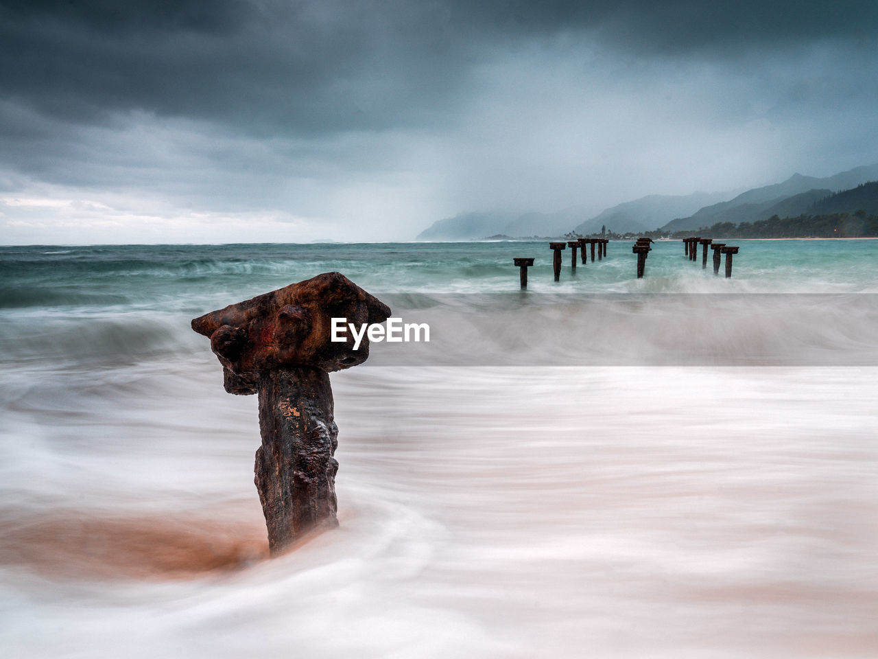 Long exposure of waves in sea against sky