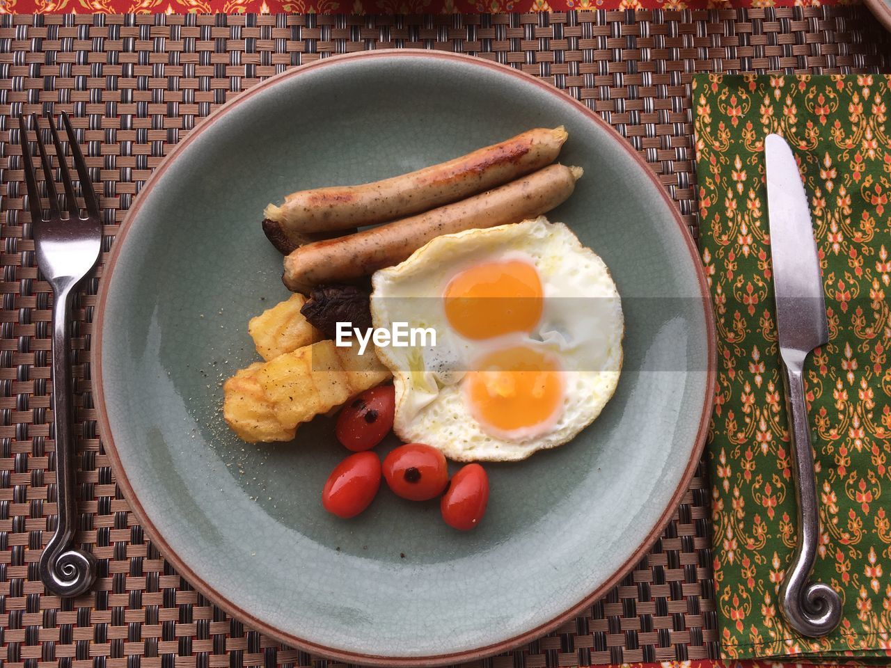 DIRECTLY ABOVE SHOT OF BREAKFAST ON TABLE