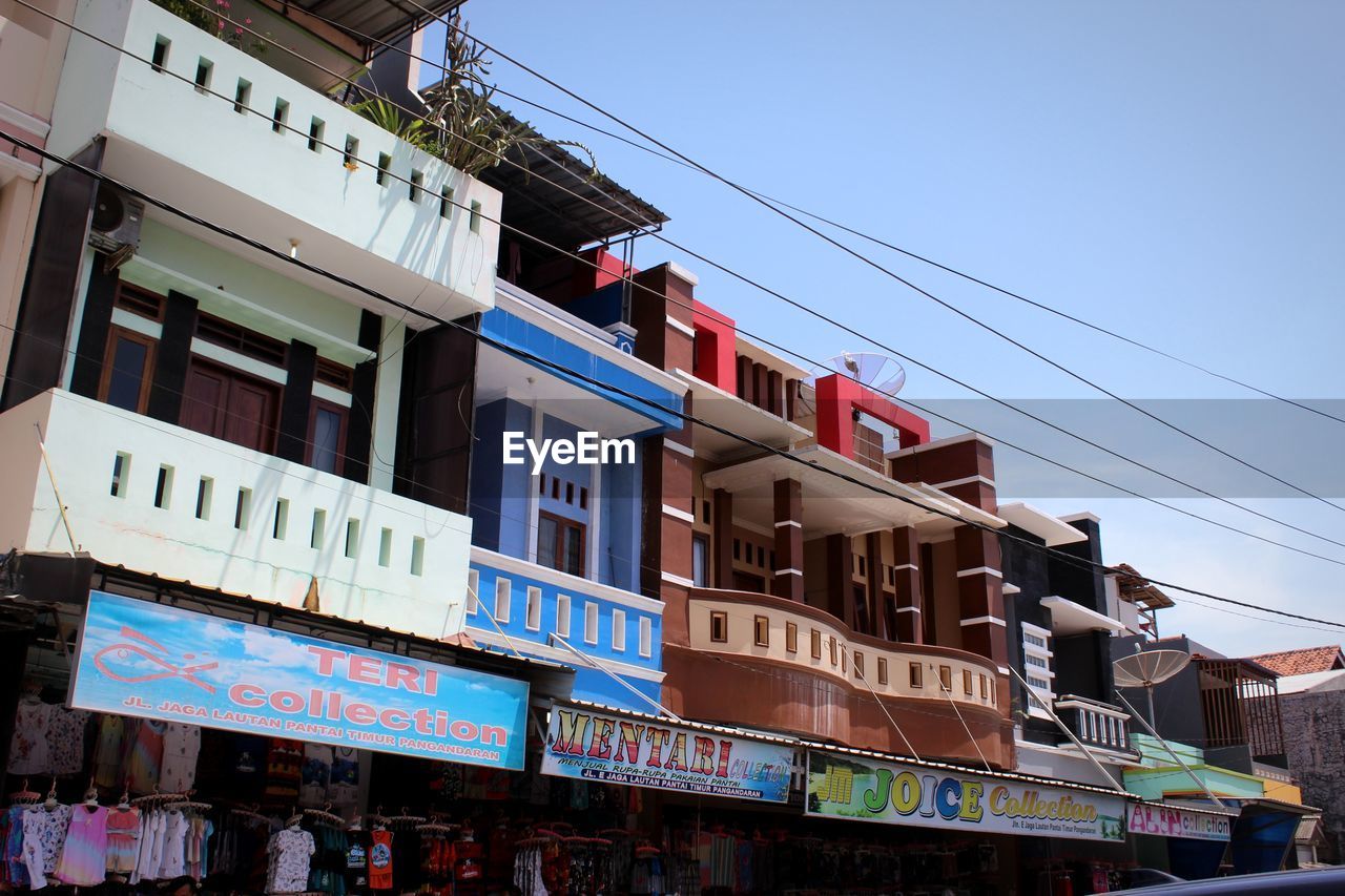 LOW ANGLE VIEW OF BUILDINGS AGAINST SKY IN CITY