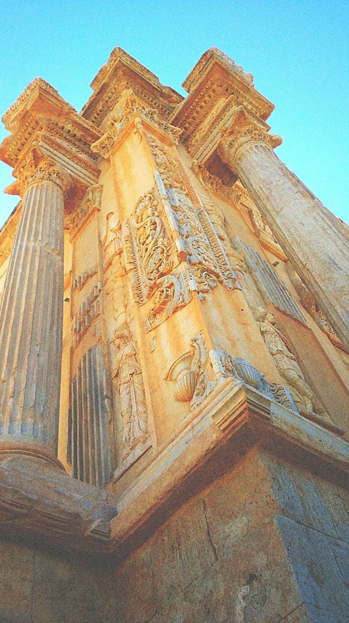 LOW ANGLE VIEW OF HISTORICAL BUILDING AGAINST CLEAR SKY