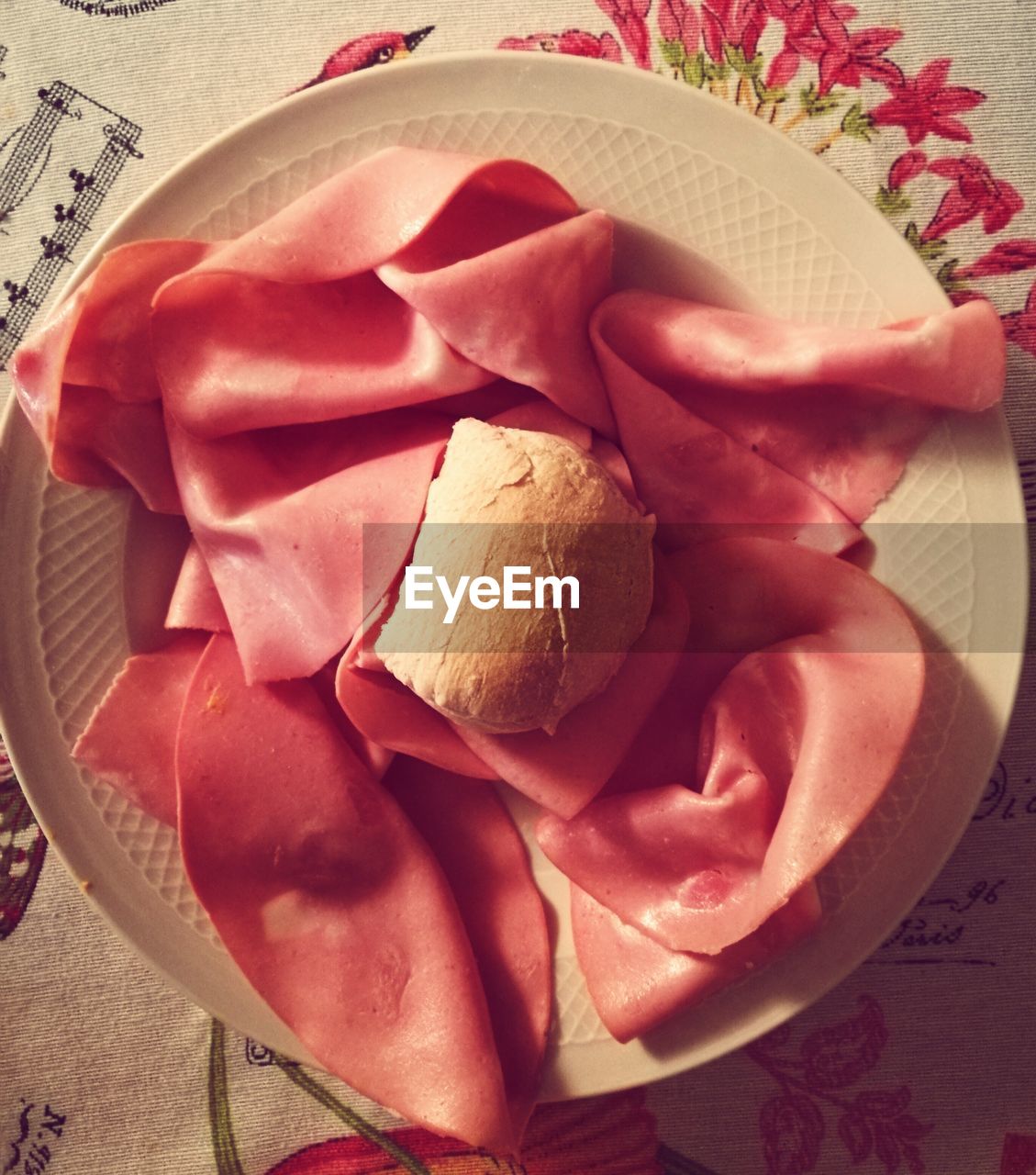 DIRECTLY ABOVE VIEW OF FRESH FLOWER IN PLATE