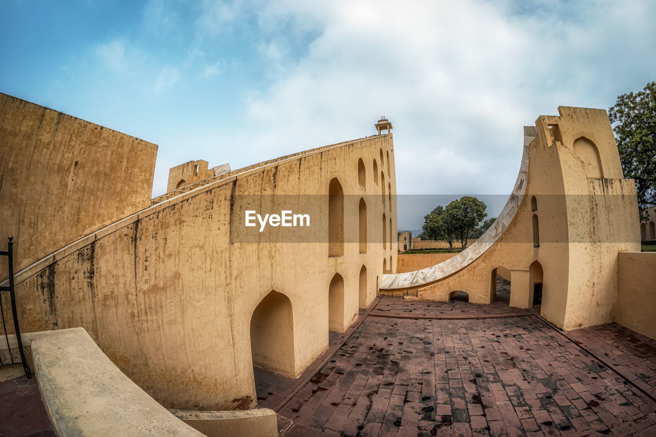 LOW ANGLE VIEW OF HISTORICAL BUILDING