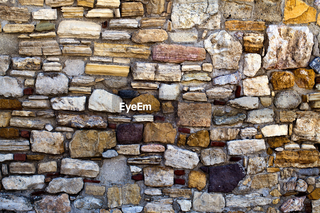 FULL FRAME SHOT OF STONE WALL WITH BRICK WALLS