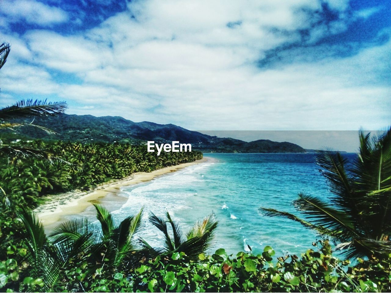 SCENIC VIEW OF SEA BY MOUNTAIN AGAINST SKY