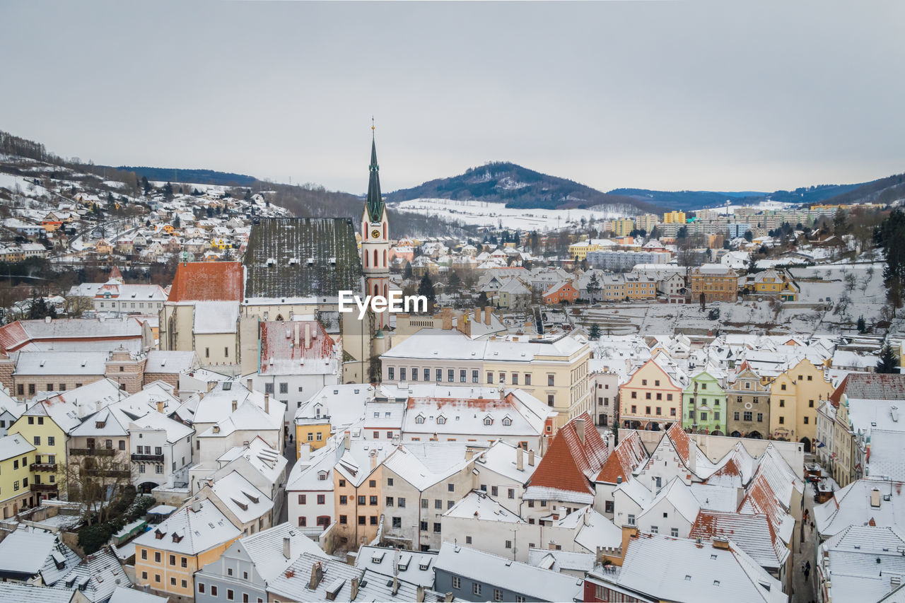 Winter view old town of cesky krumlov and church in cesky krumlov, czech republic