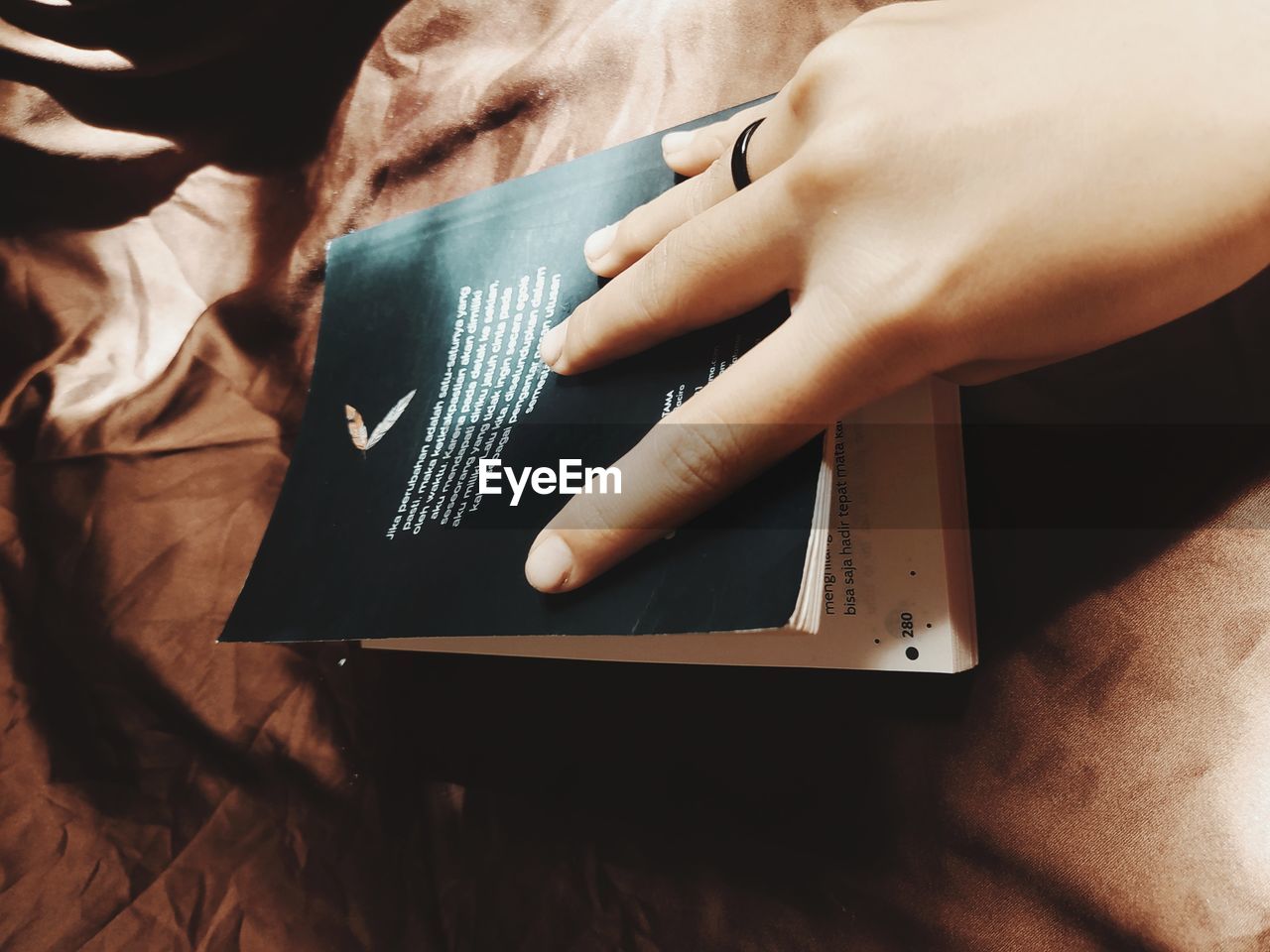 HIGH ANGLE VIEW OF PERSON HOLDING BOOK