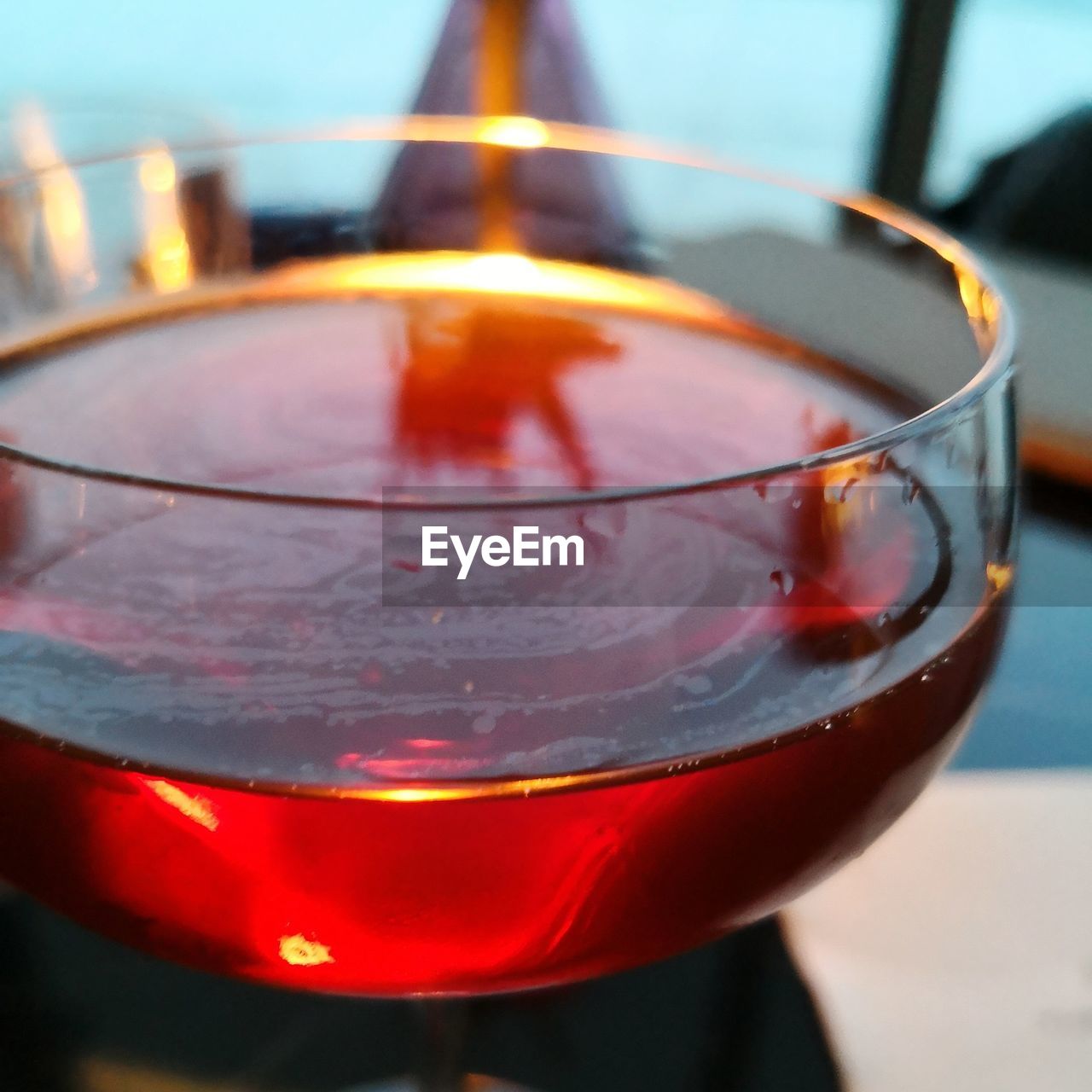 CLOSE-UP OF BEER IN GLASS