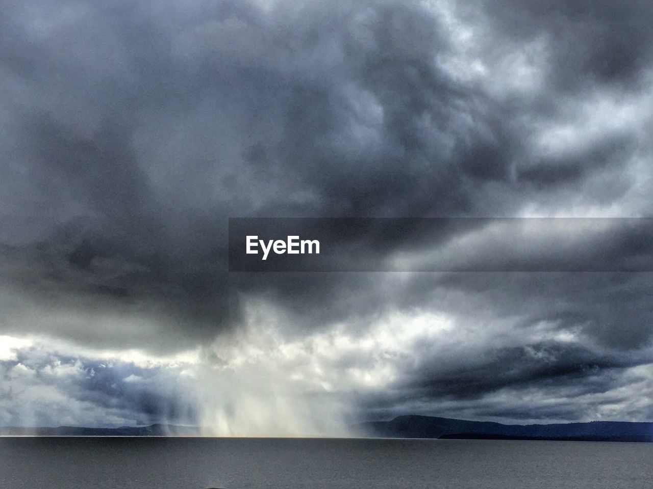 SCENIC VIEW OF SEA AGAINST STORM CLOUD