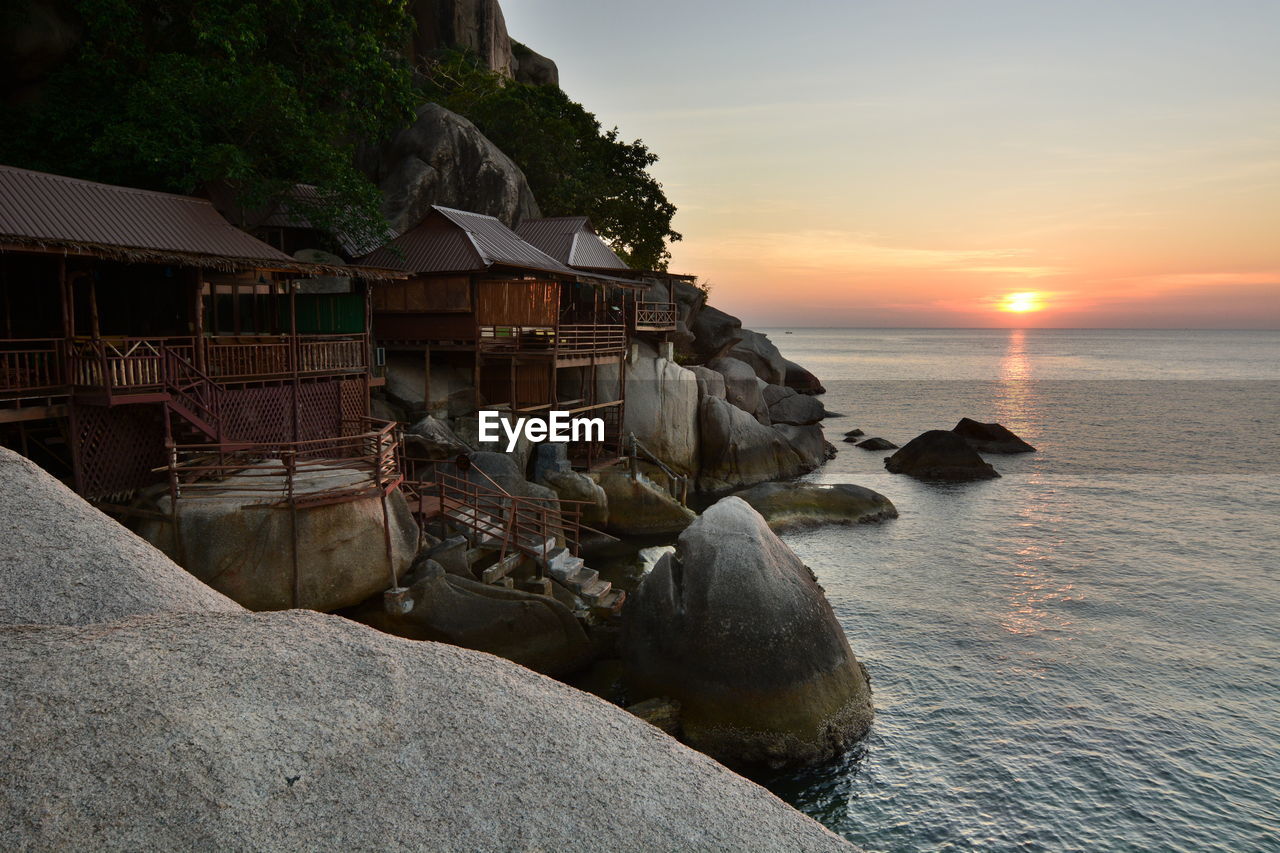 SCENIC VIEW OF SEA AGAINST SKY AT SUNSET