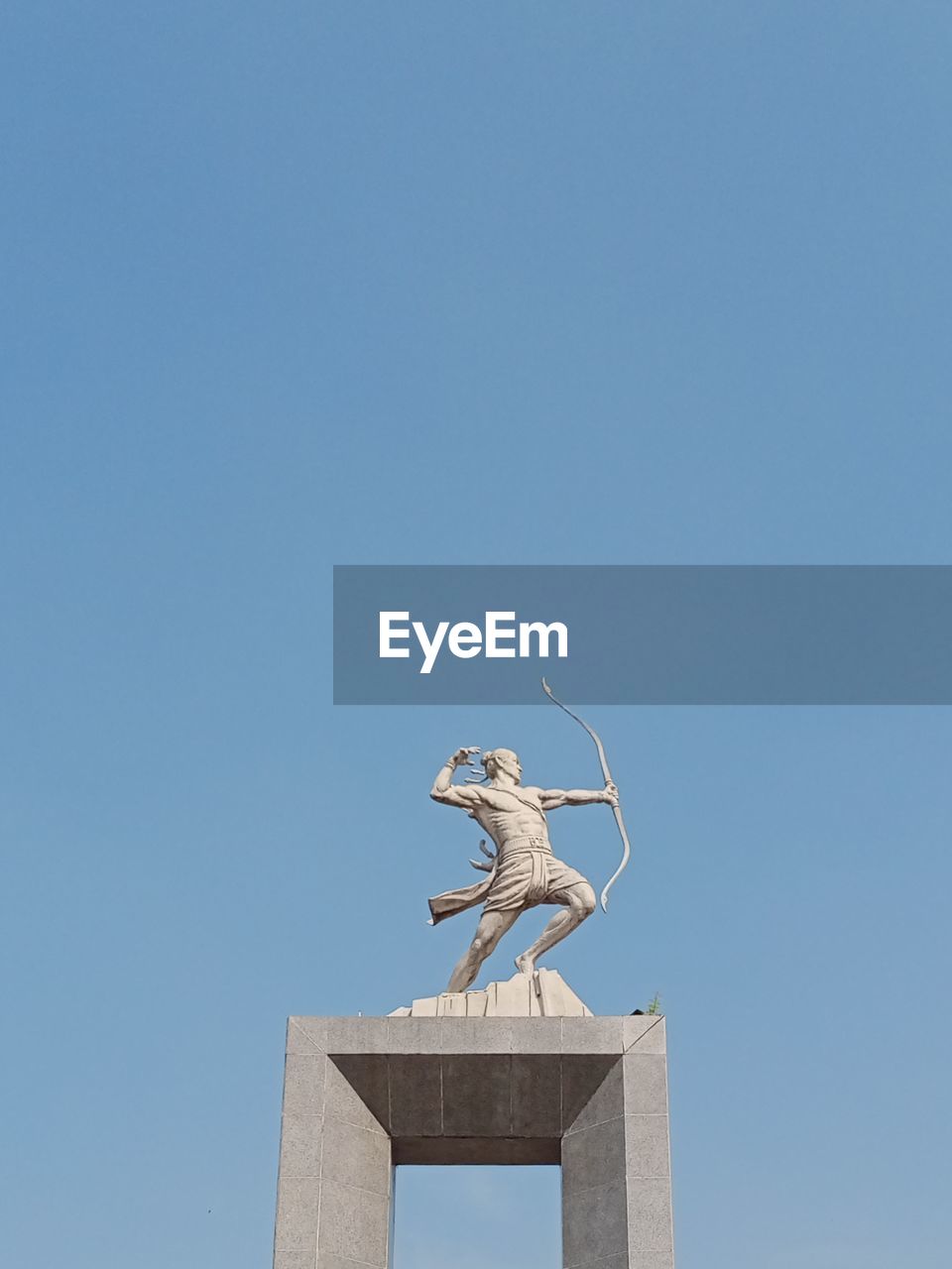 LOW ANGLE VIEW OF SCULPTURE AGAINST CLEAR BLUE SKY