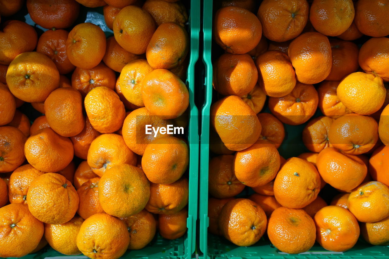 FULL FRAME SHOT OF ORANGES IN MARKET STALL