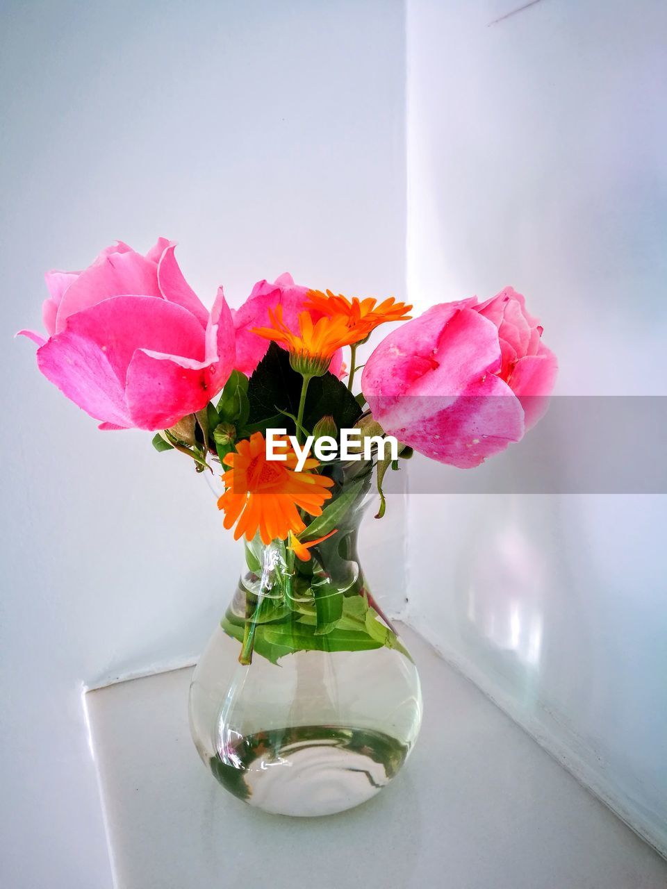 CLOSE-UP OF ROSE BOUQUET IN VASE