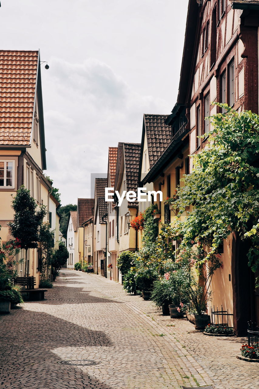 ALLEY AMIDST BUILDINGS IN CITY