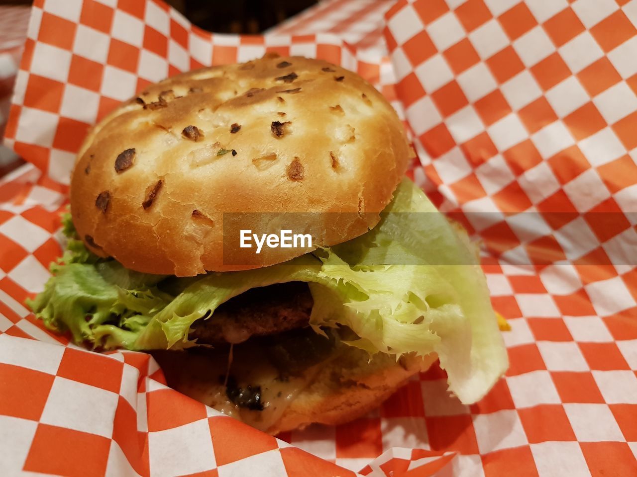 CLOSE-UP OF BURGER IN PLATE