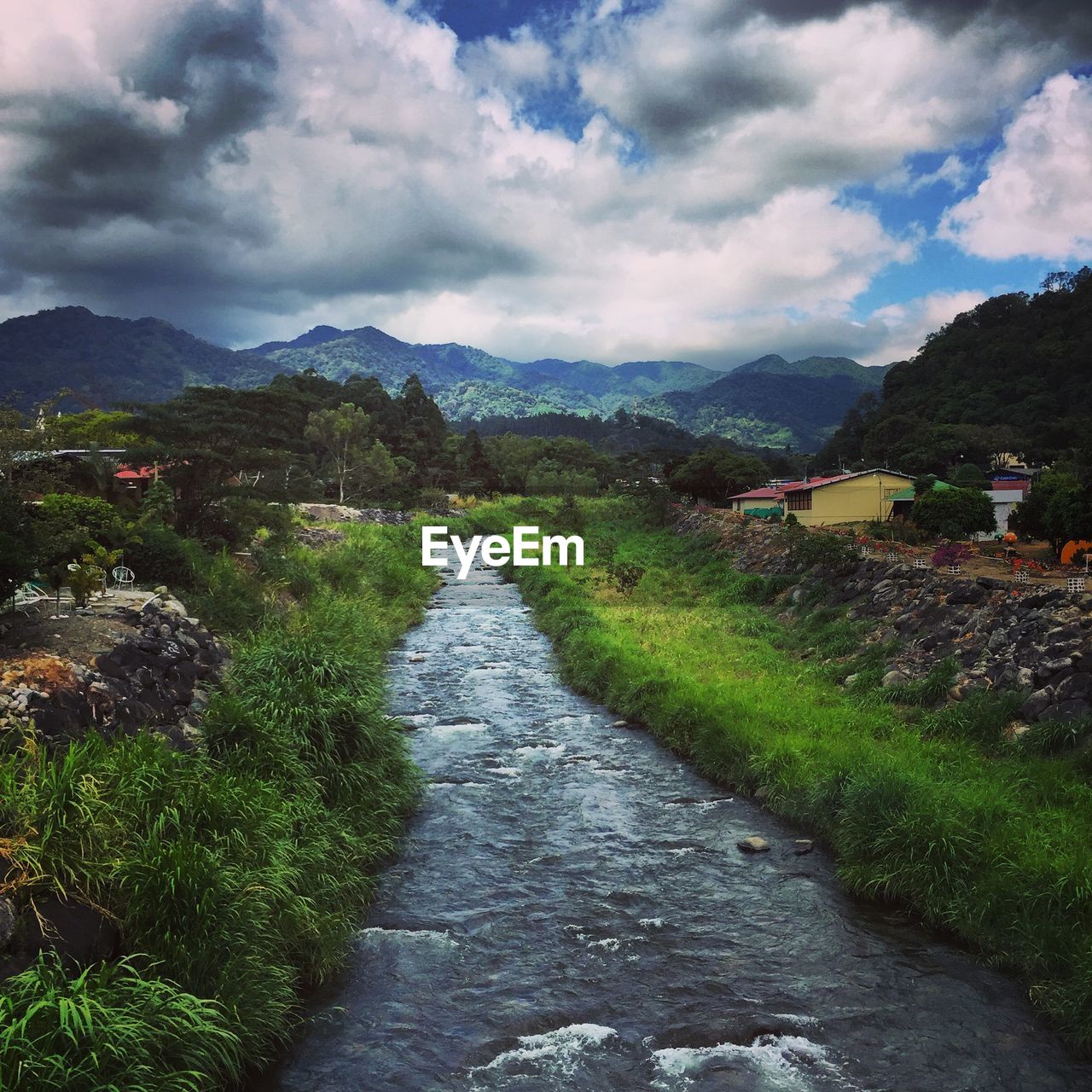 SCENIC VIEW OF MOUNTAIN AGAINST SKY