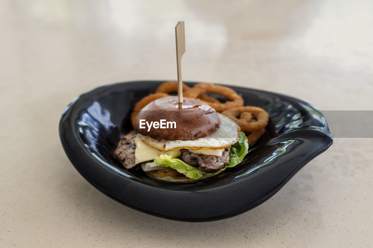 HIGH ANGLE VIEW OF FOOD IN PLATE