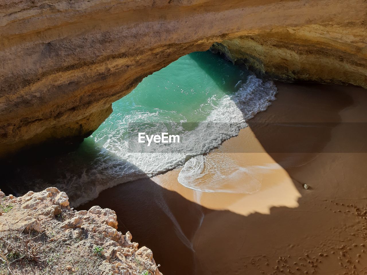 HIGH ANGLE VIEW OF ROCK FORMATIONS ON SEA