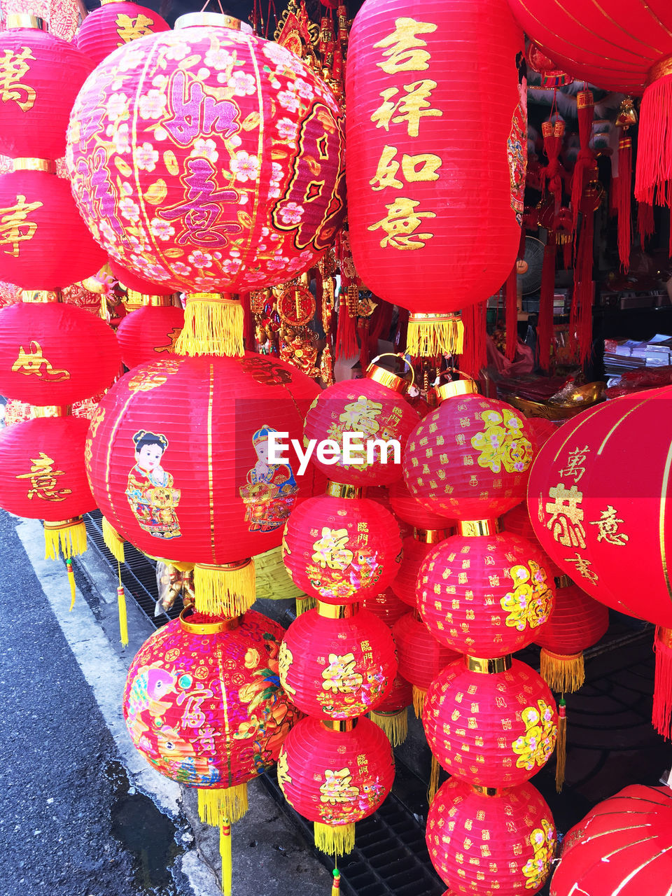 RED LANTERNS HANGING IN MARKET