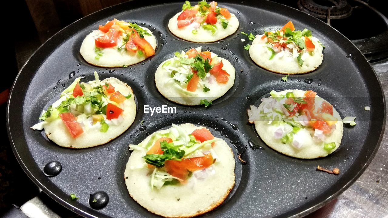 HIGH ANGLE VIEW OF SALAD ON PLATE