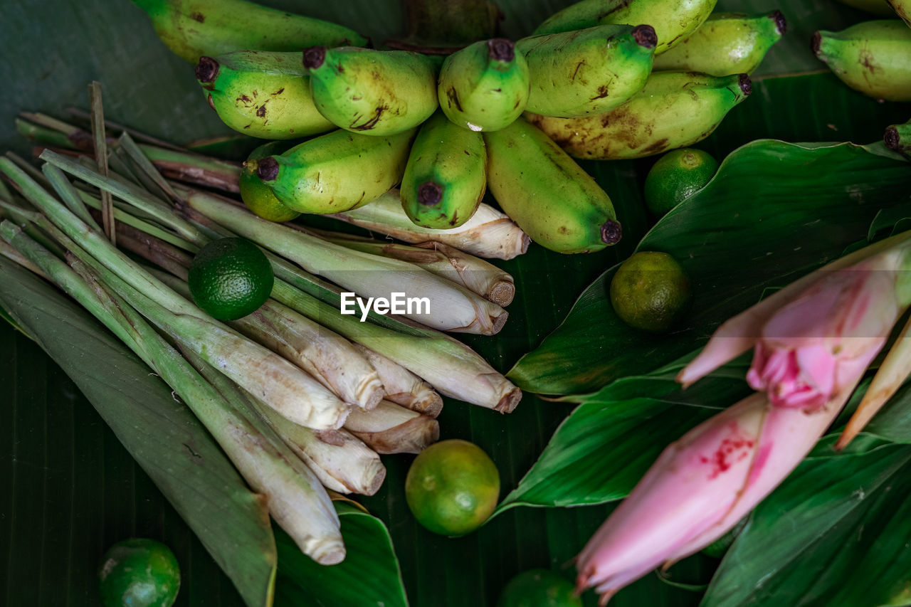 HIGH ANGLE VIEW OF FRUITS IN MARKET