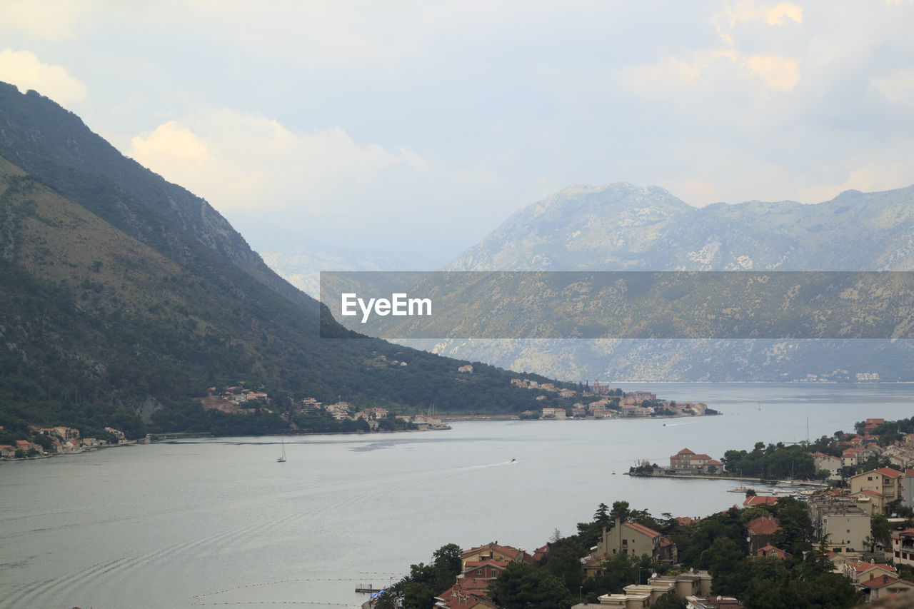 SCENIC VIEW OF SEA AND TOWNSCAPE AGAINST SKY