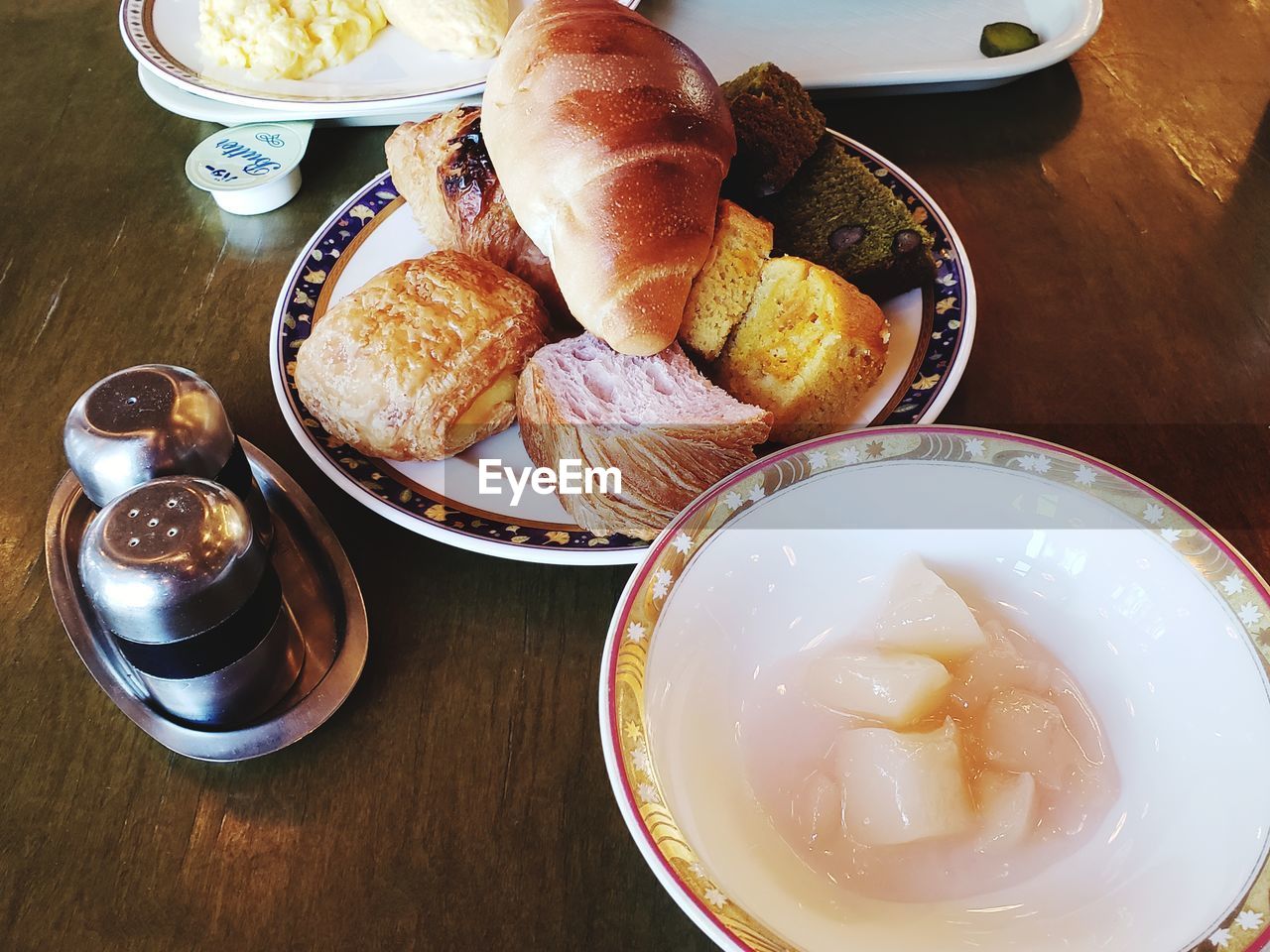 HIGH ANGLE VIEW OF FOOD ON TABLE