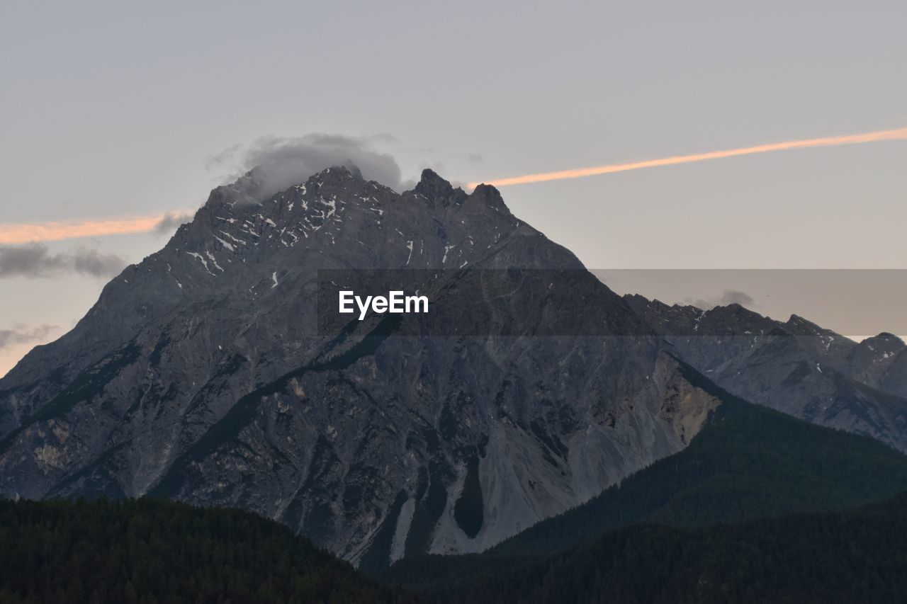 IDYLLIC SHOT OF MOUNTAIN RANGE AGAINST SKY