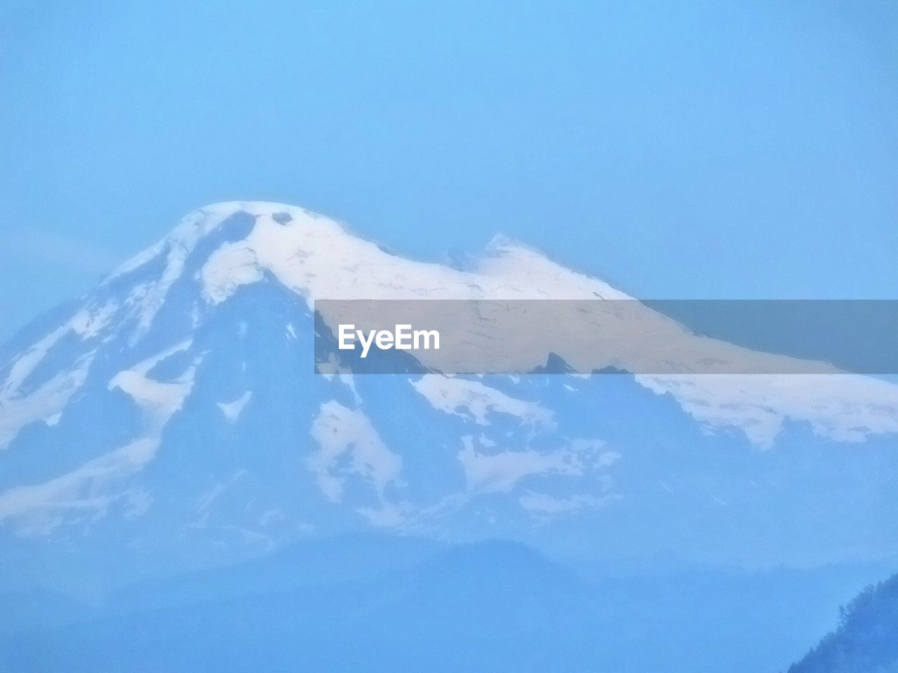 SCENIC VIEW OF SNOW MOUNTAINS AGAINST BLUE SKY