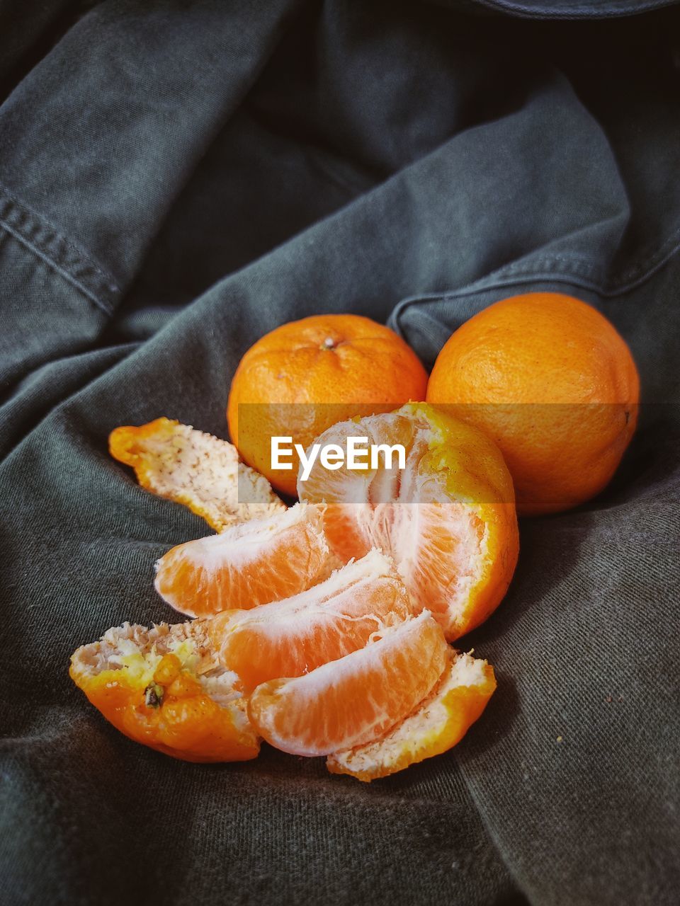 HIGH ANGLE VIEW OF ORANGE FRUIT ON TABLE