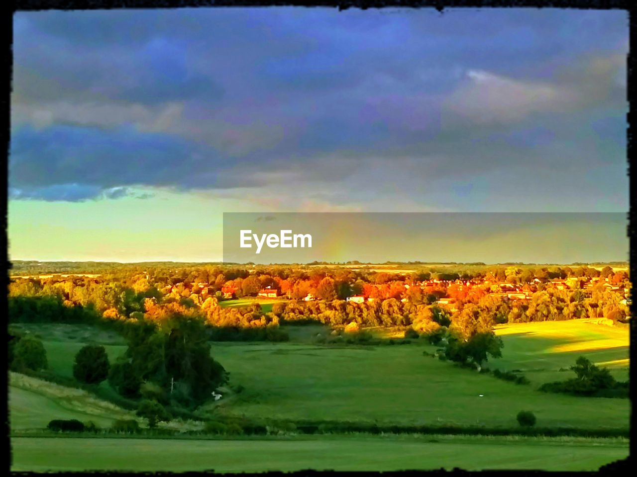 SCENIC VIEW OF AGRICULTURAL LANDSCAPE AGAINST SKY DURING SUNSET