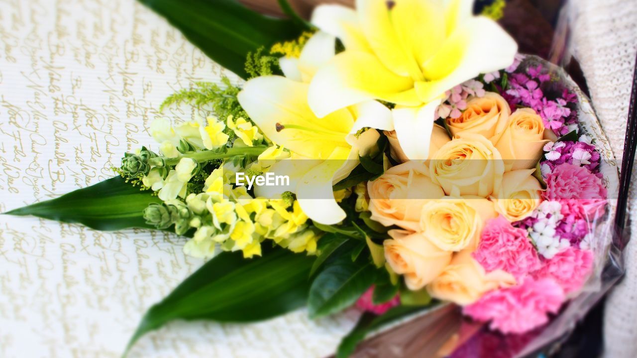 HIGH ANGLE VIEW OF BOUQUET OF FLOWER
