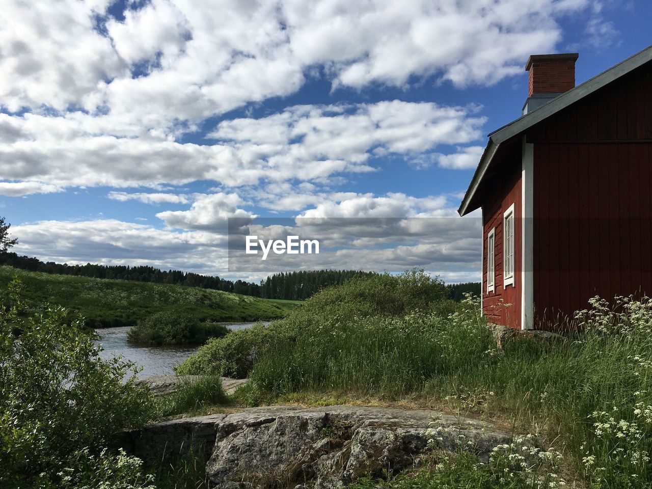 VIEW OF BUILDINGS AGAINST CLOUDY SKY