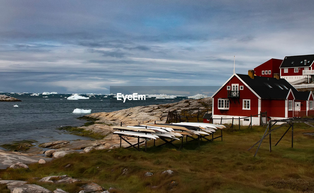 HOUSES BY SEA AGAINST BUILDINGS