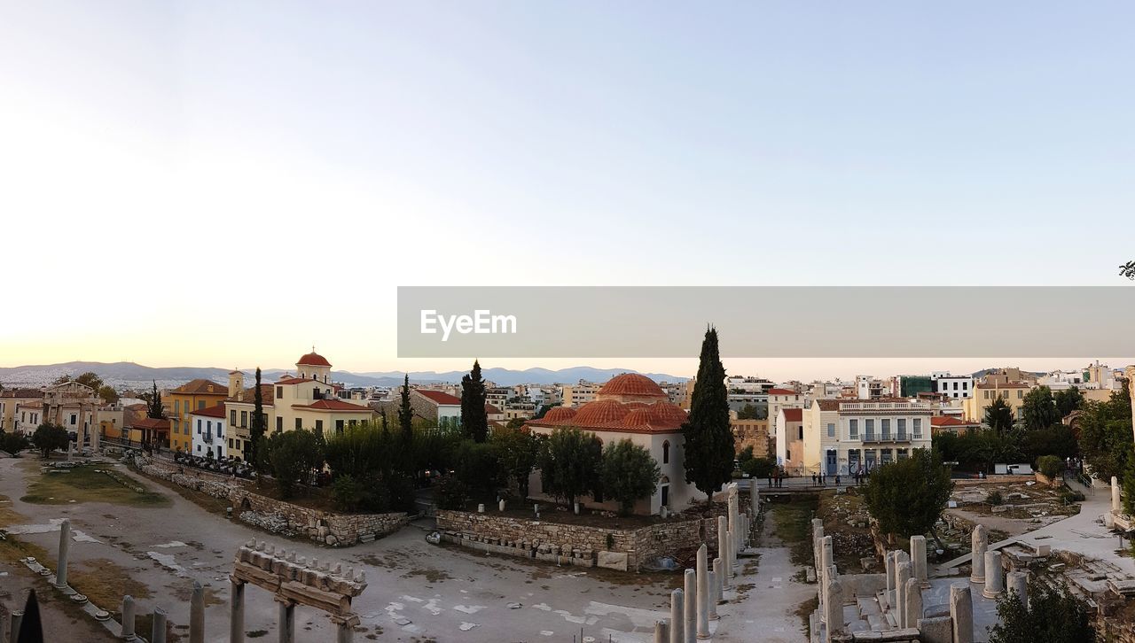 HIGH ANGLE VIEW OF BUILDINGS IN TOWN AGAINST SKY