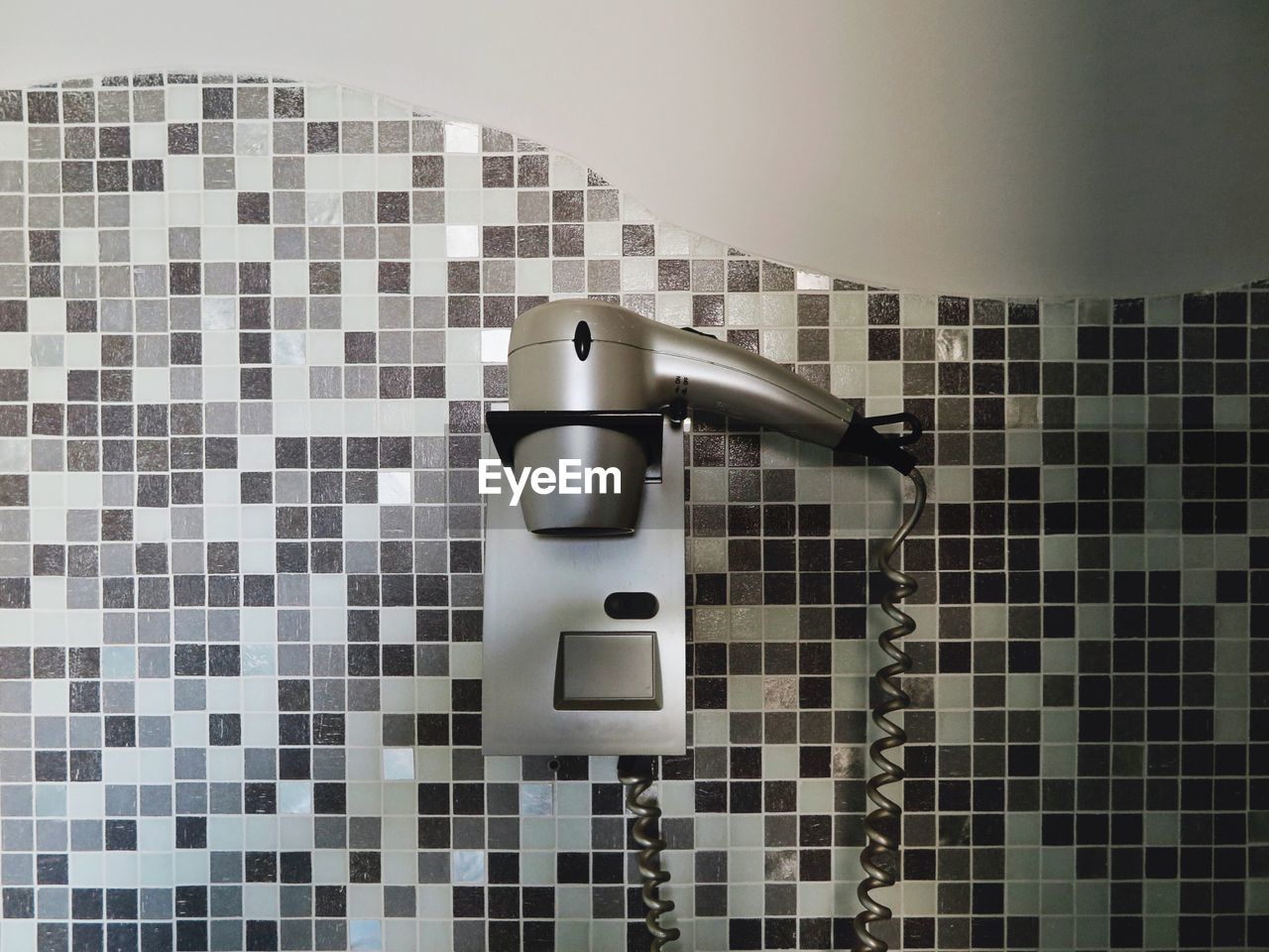 CLOSE-UP OF PIANO KEYS ON THE BATHROOM