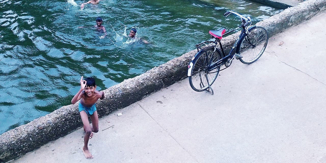 HIGH ANGLE VIEW OF PERSON IN WATER